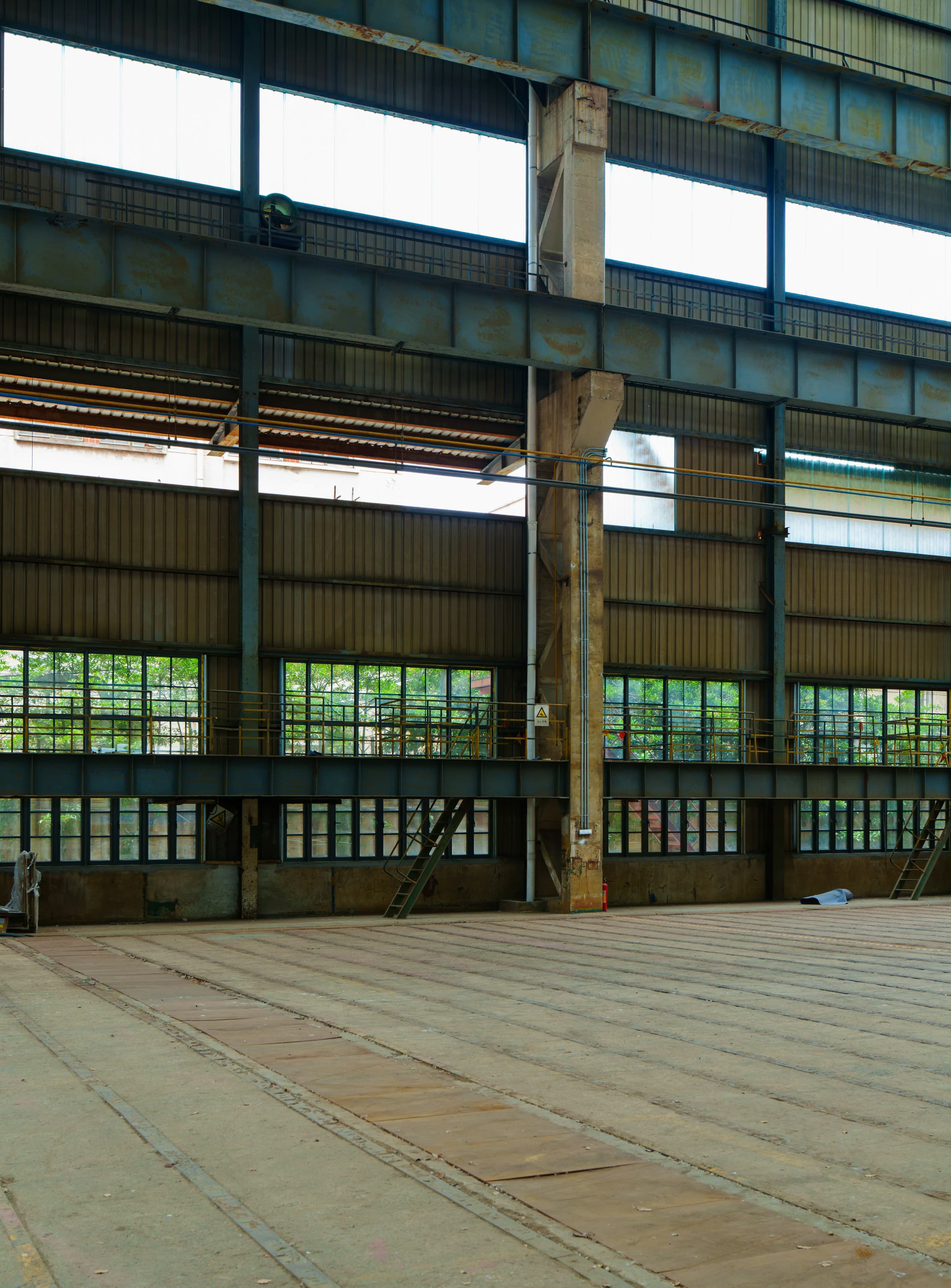 Estructura metálica de una nave industrial en construcción, vista interior