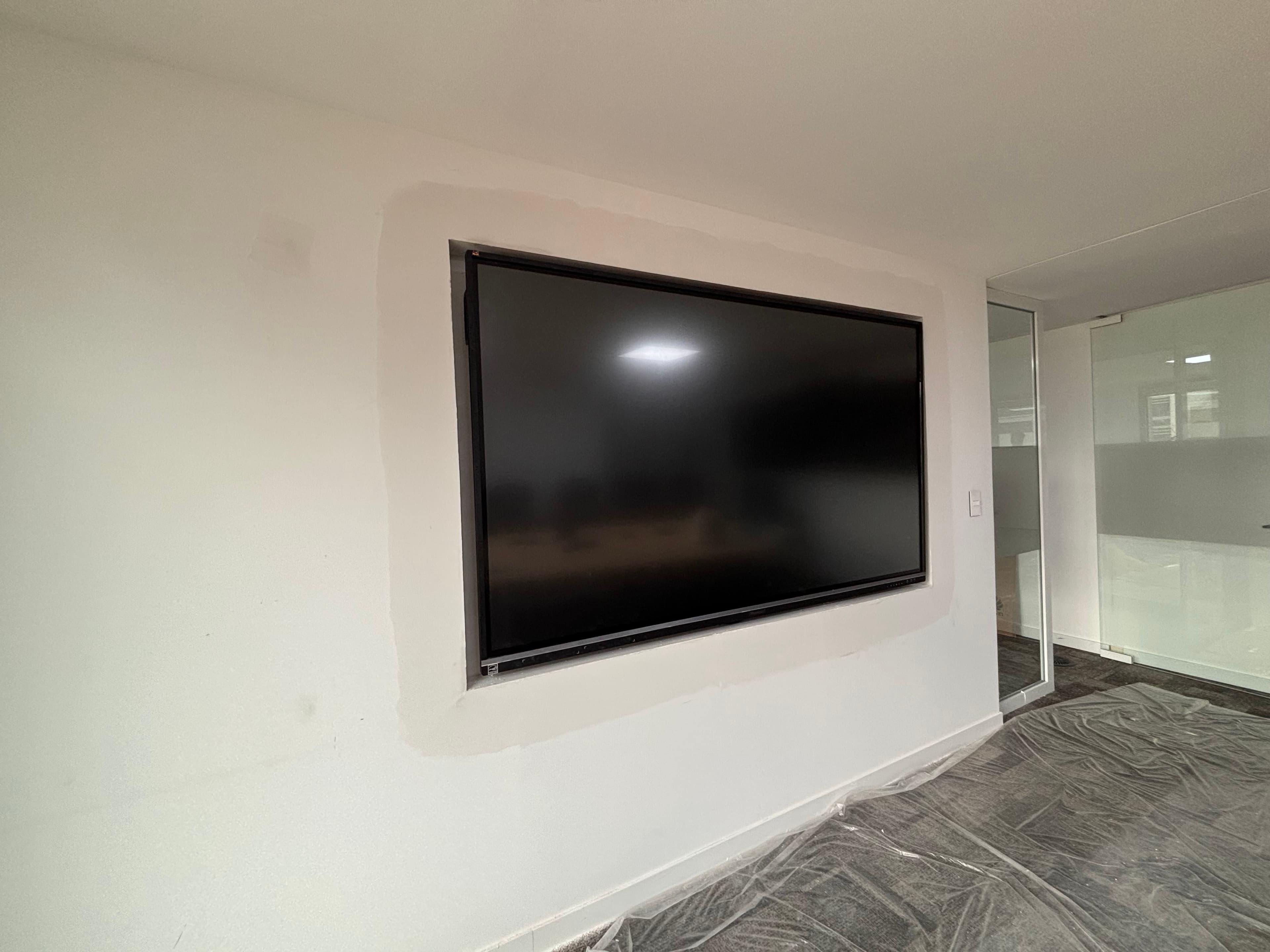 Integración de pantallas táctiles de 85” en muro Drywall — fotografía