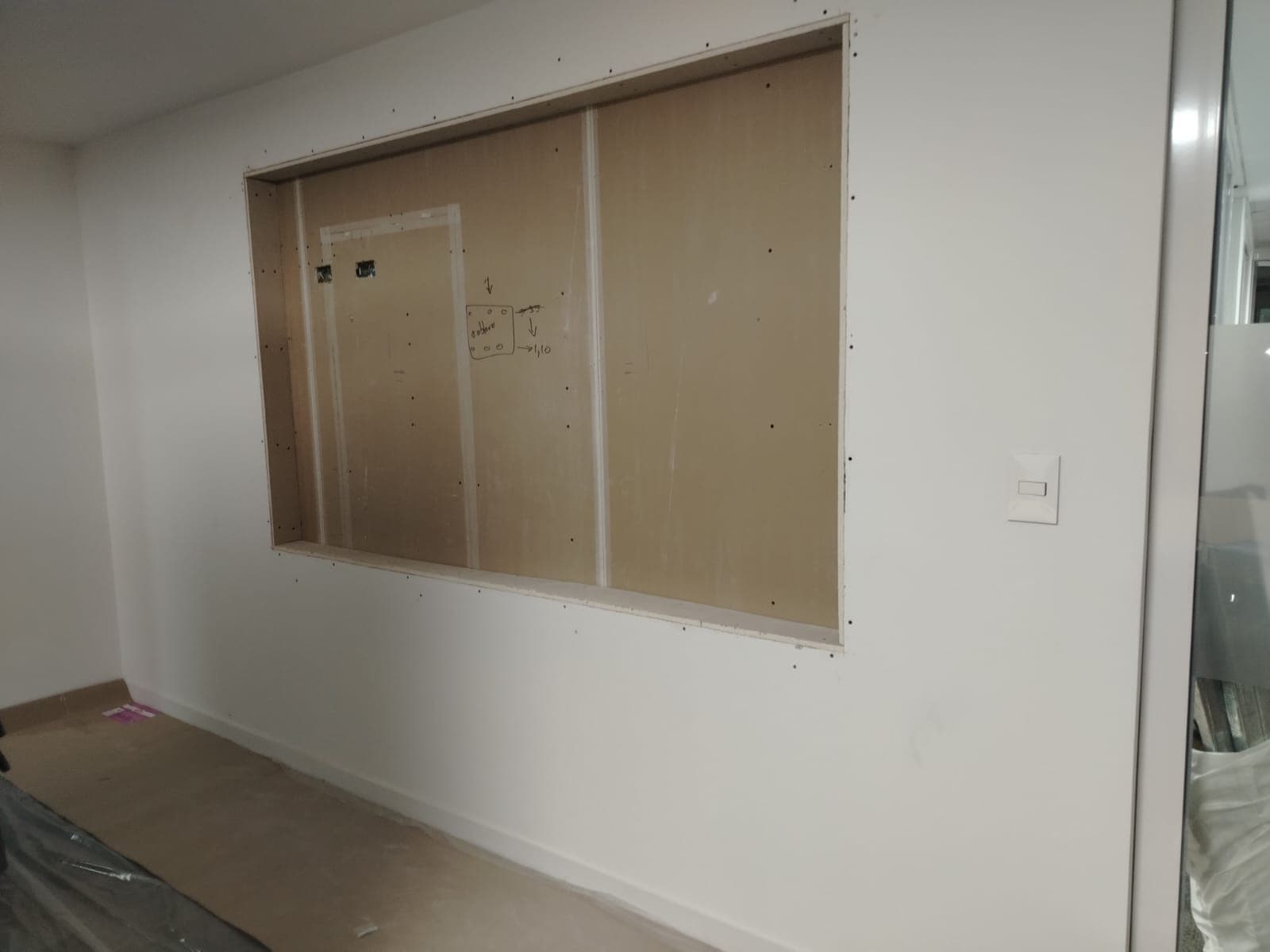 Integración de pantallas táctiles de 85” en muro Drywall — fotografía