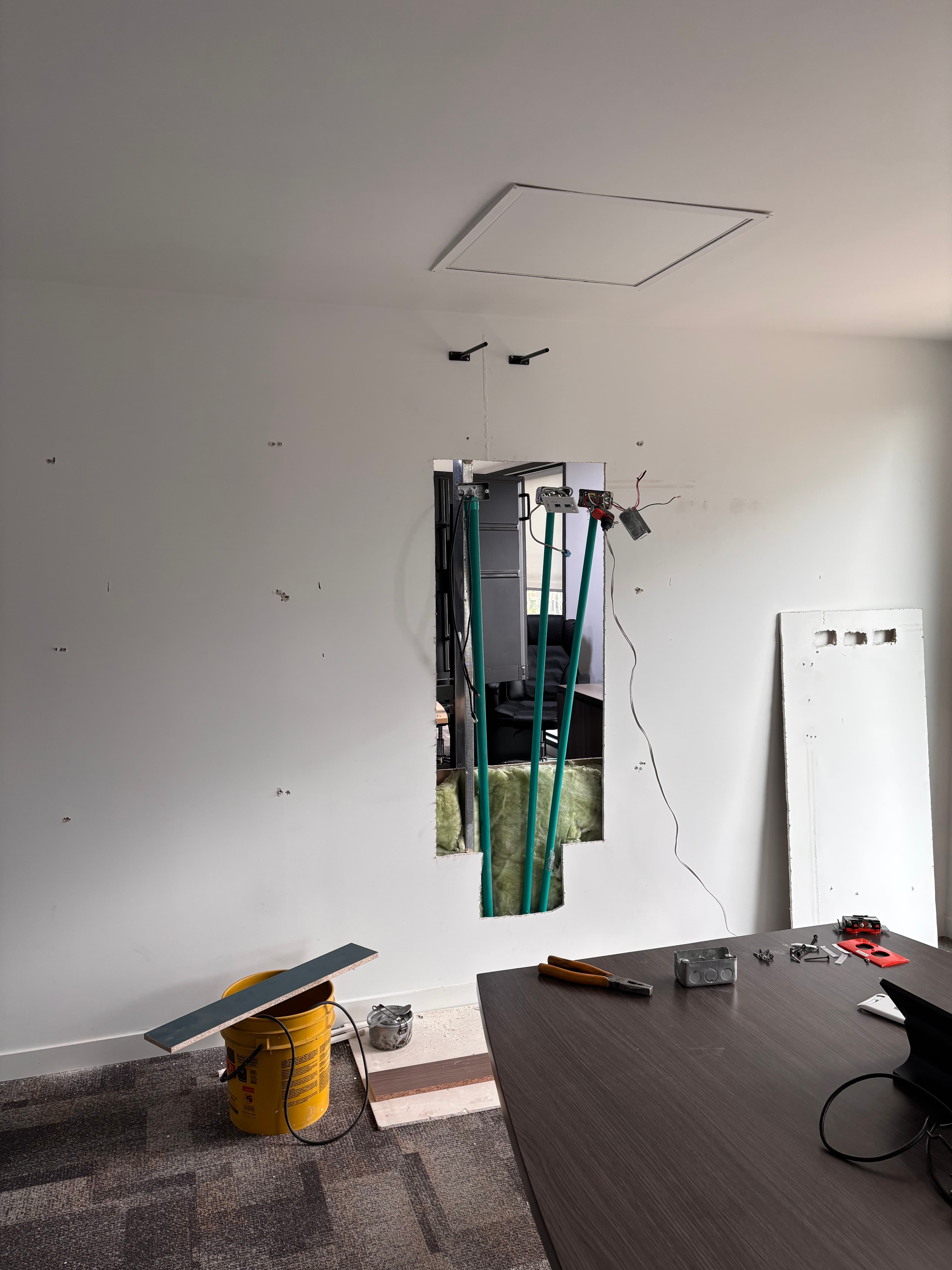 Integración de pantallas táctiles de 85” en muro Drywall — fotografía