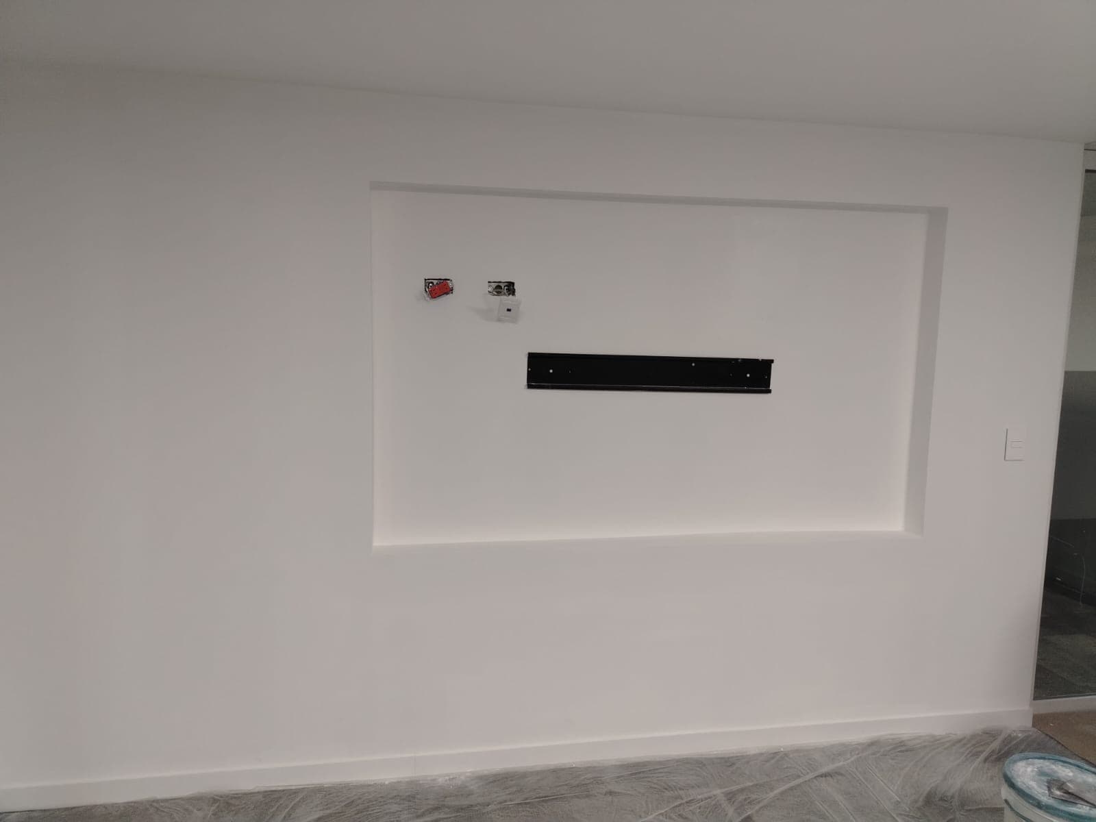 Integración de pantallas táctiles de 85” en muro Drywall — fotografía