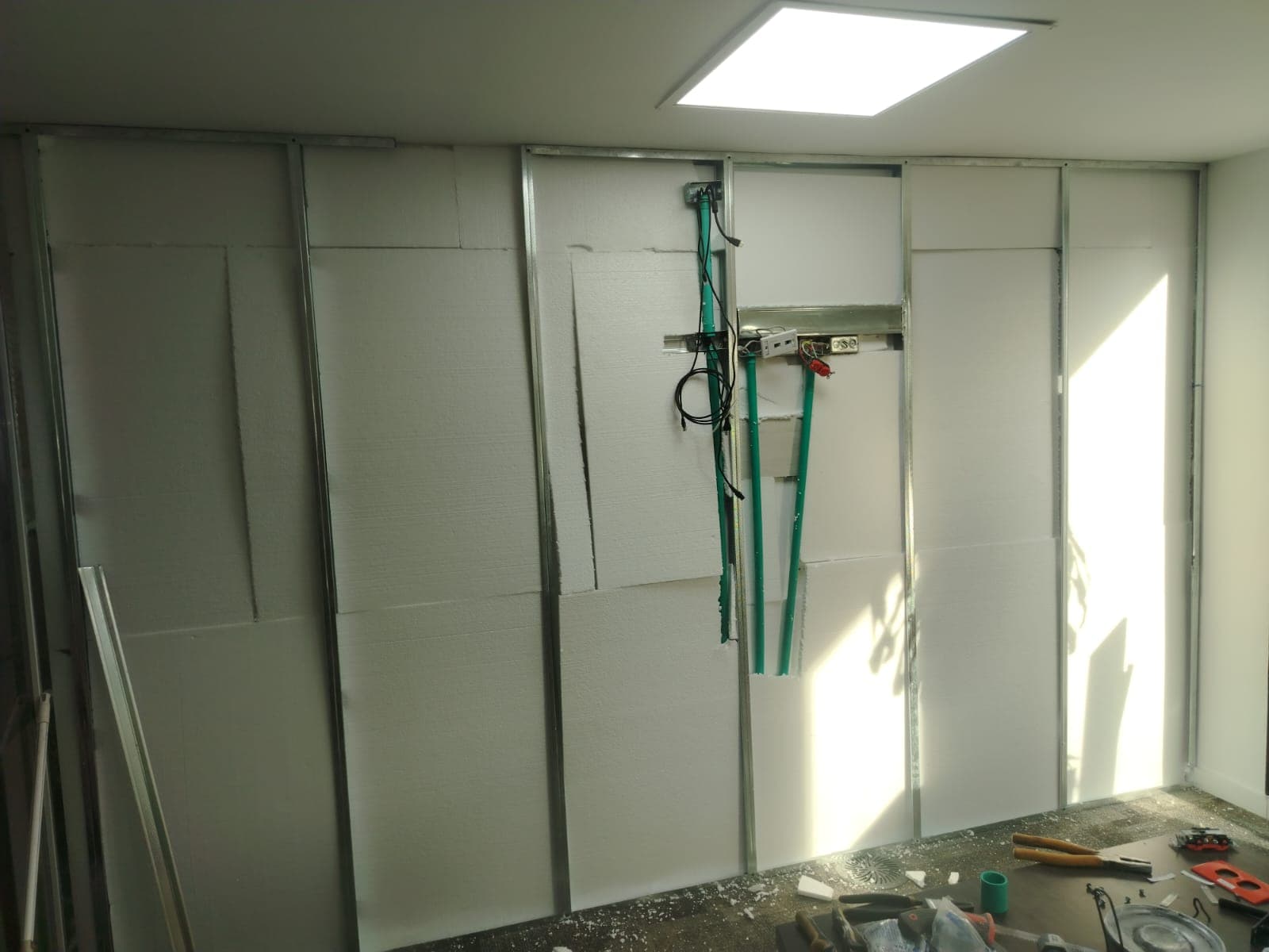 Integración de pantallas táctiles de 85” en muro Drywall — fotografía