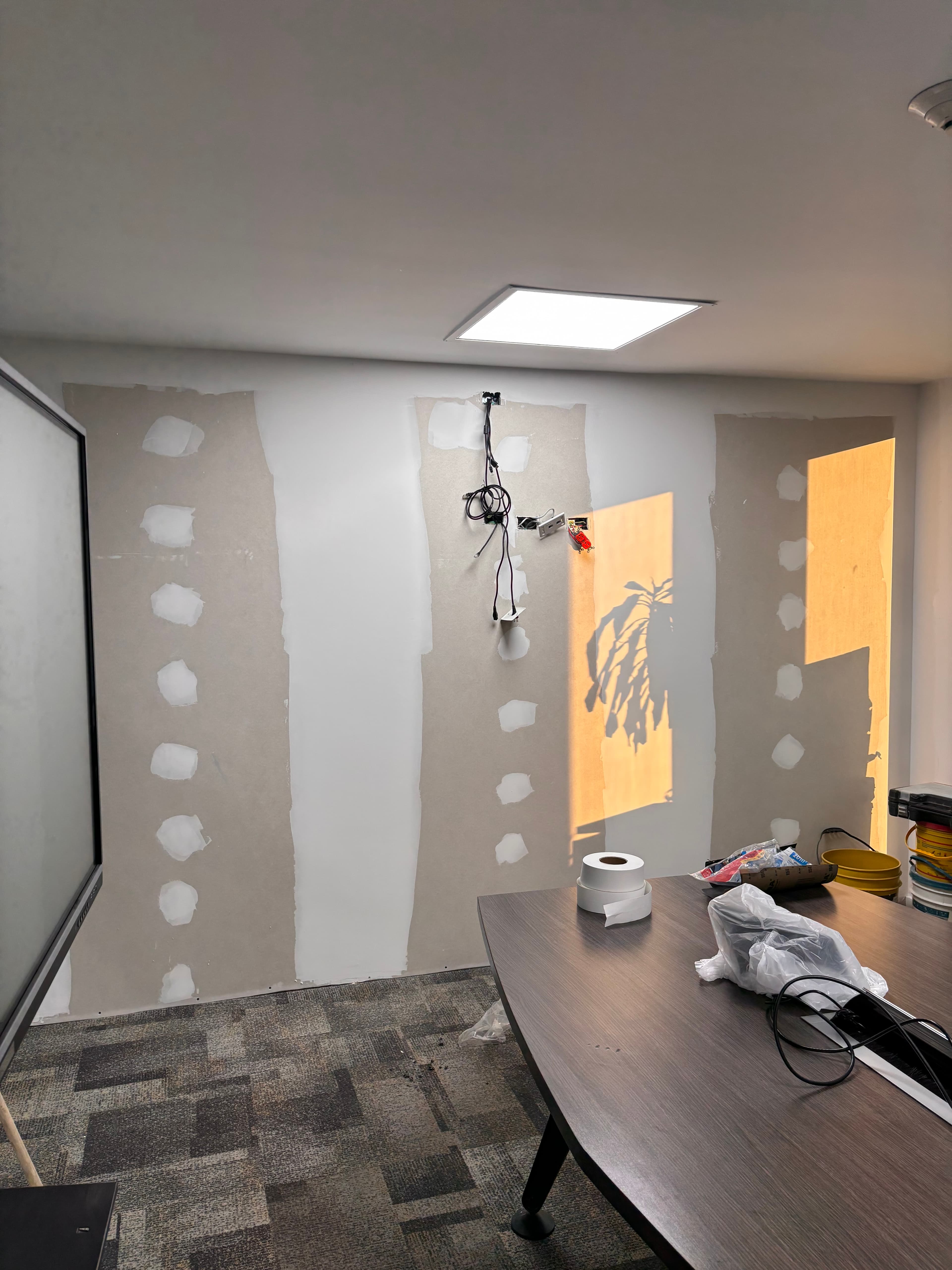 Integración de pantallas táctiles de 85” en muro Drywall — fotografía