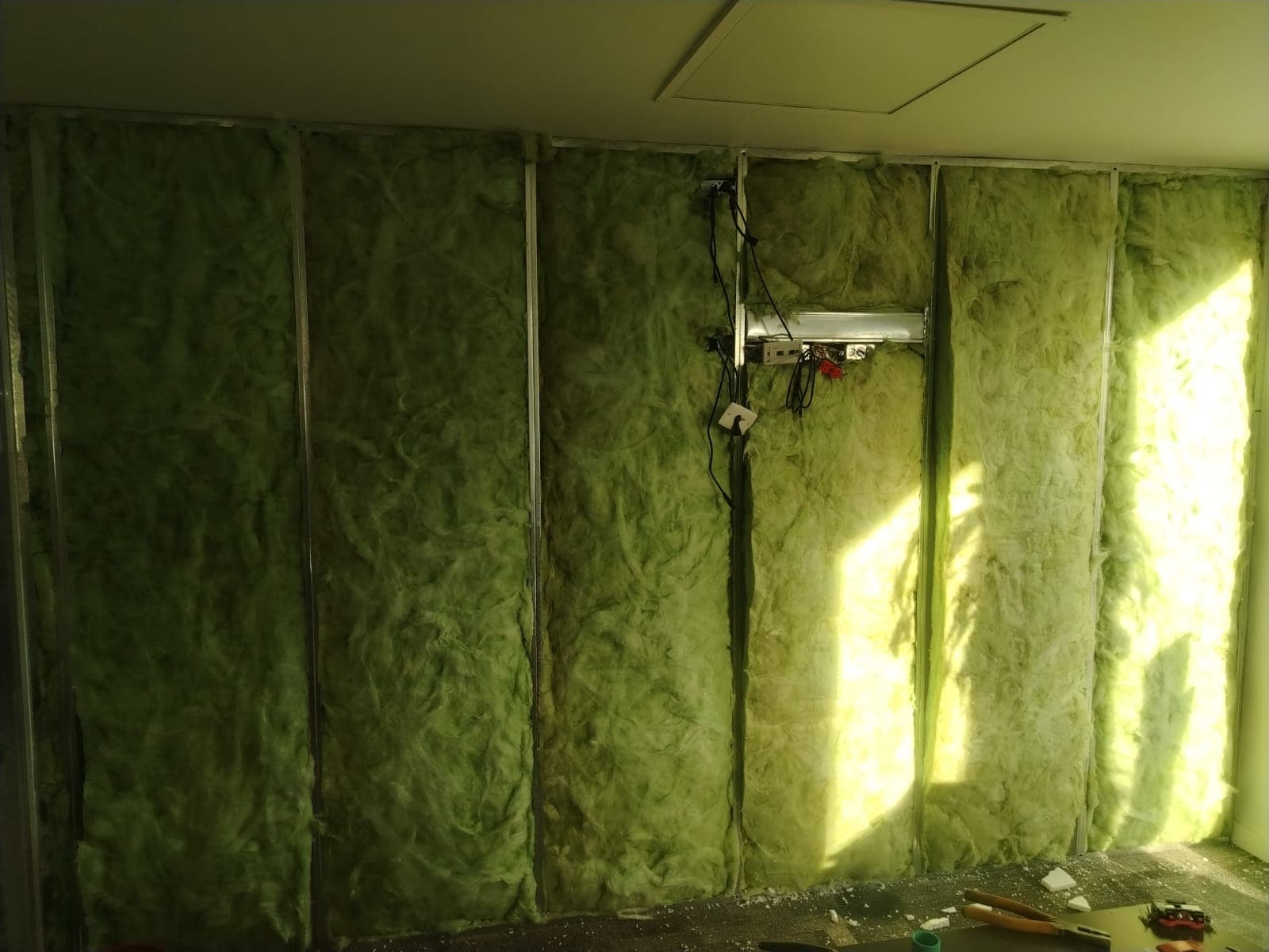 Integración de pantallas táctiles de 85” en muro Drywall — fotografía