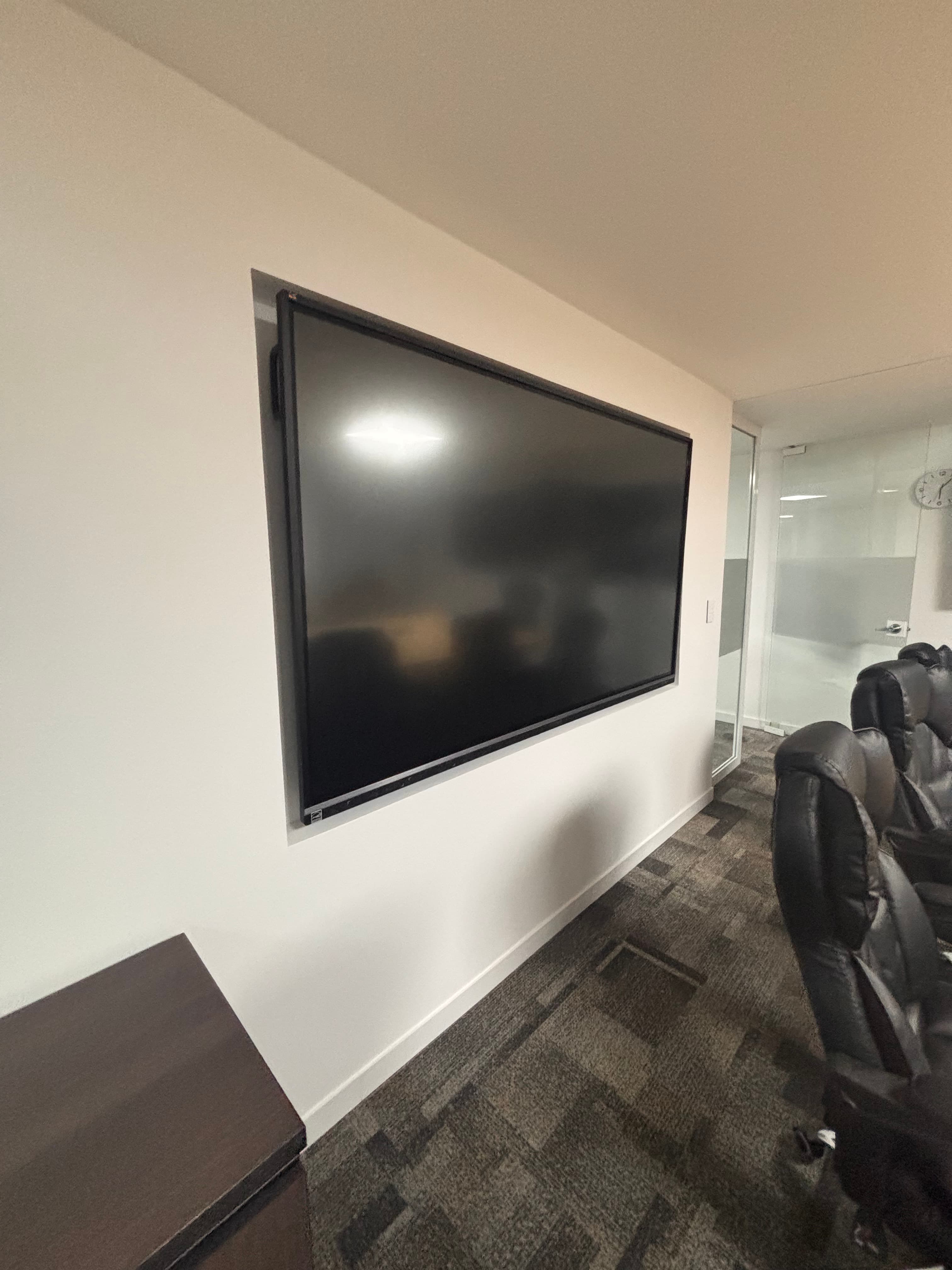 Integración de pantallas táctiles de 85” en muro Drywall