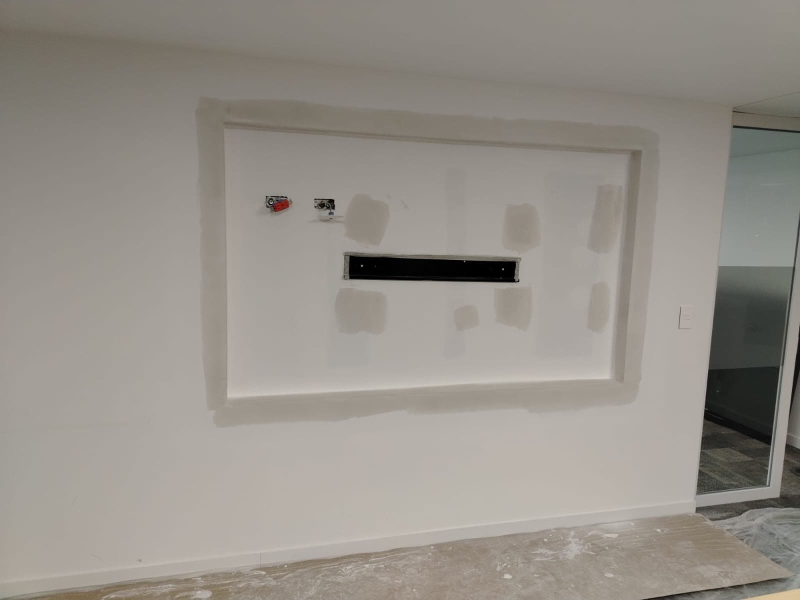 Integración de pantallas táctiles de 85” en muro Drywall — fotografía