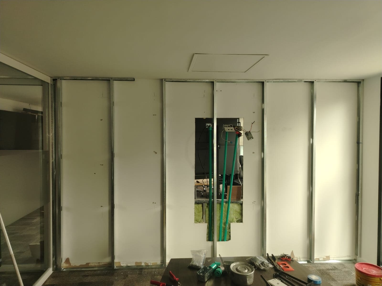 Integración de pantallas táctiles de 85” en muro Drywall — fotografía