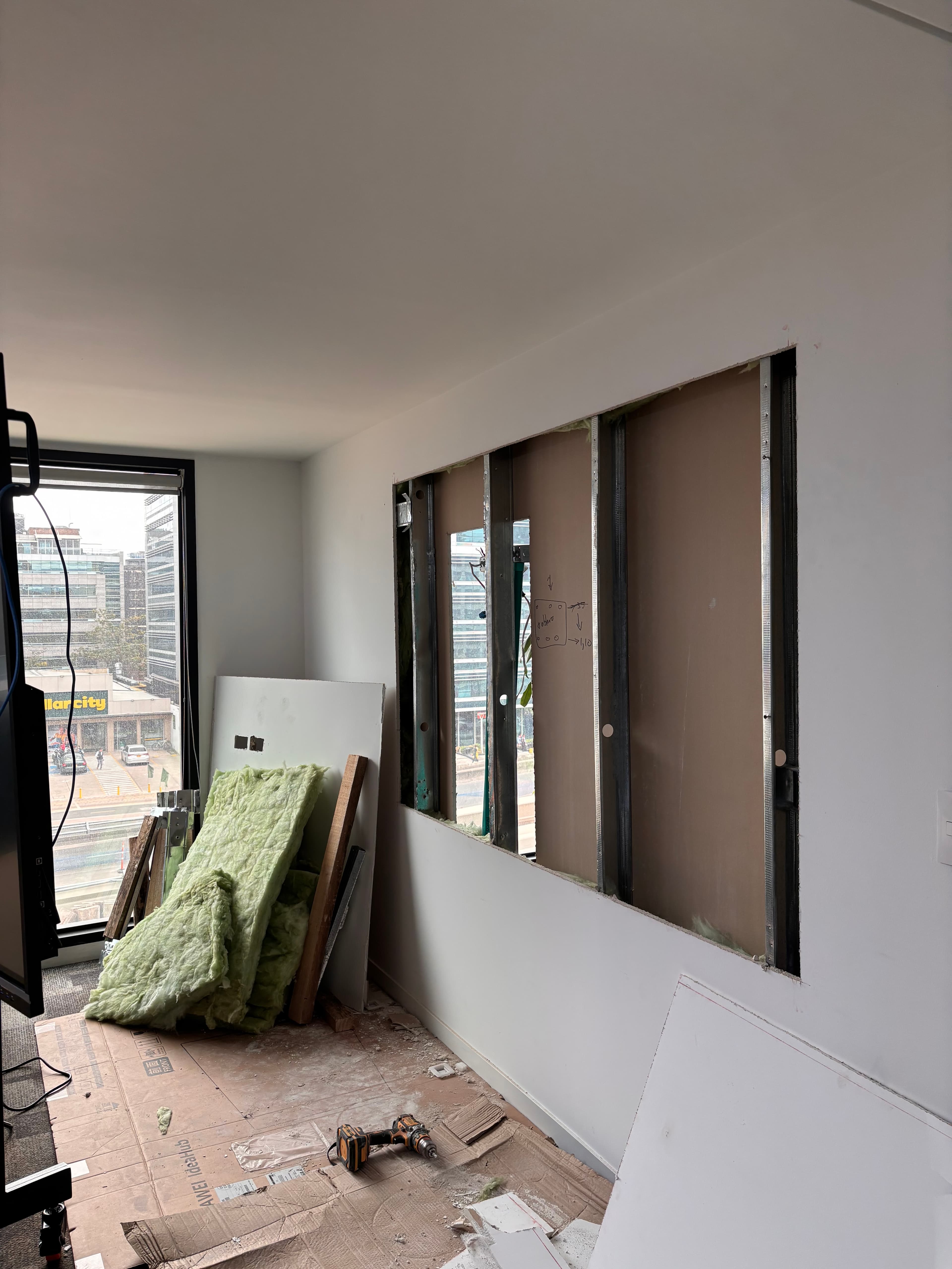 Integración de pantallas táctiles de 85” en muro Drywall — fotografía
