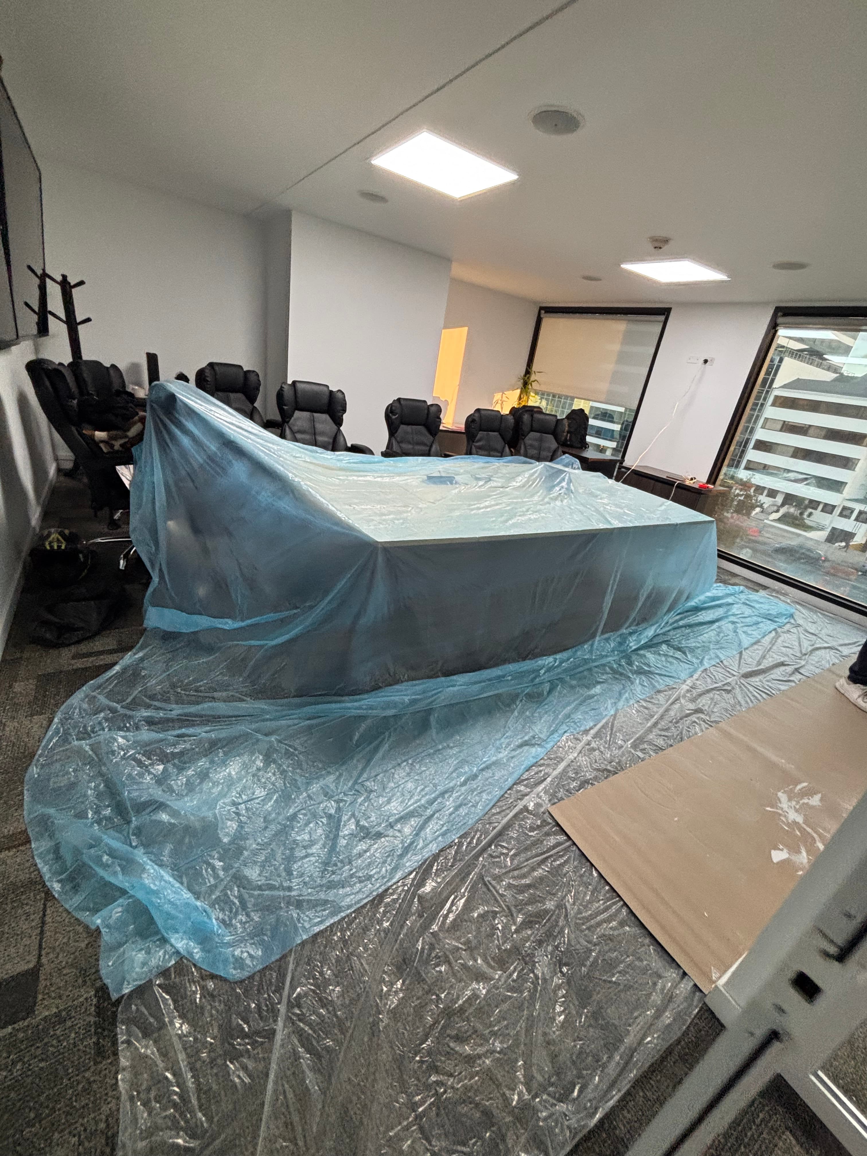 Integración de pantallas táctiles de 85” en muro Drywall — fotografía