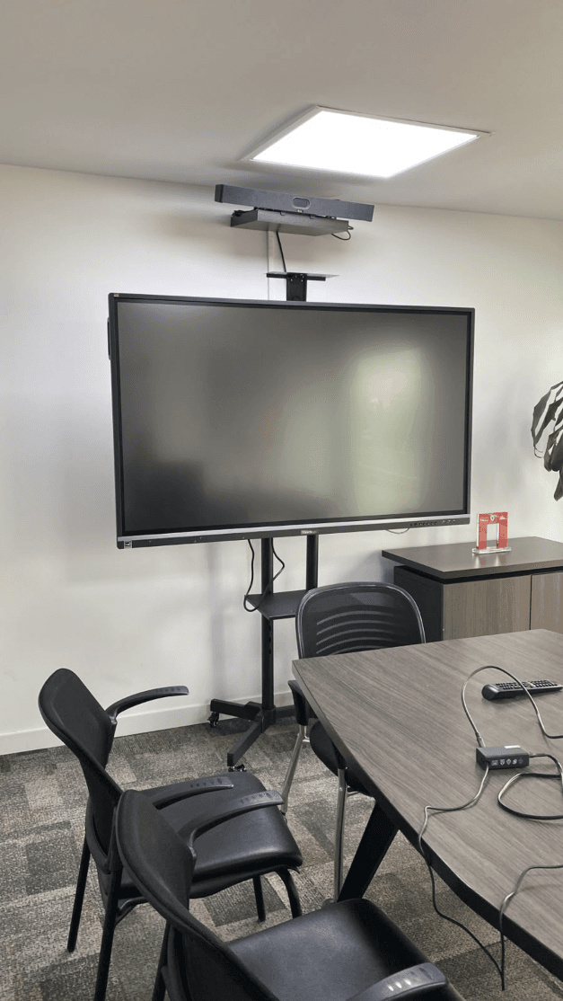 Integración de pantallas táctiles de 85” en muro Drywall — fotografía