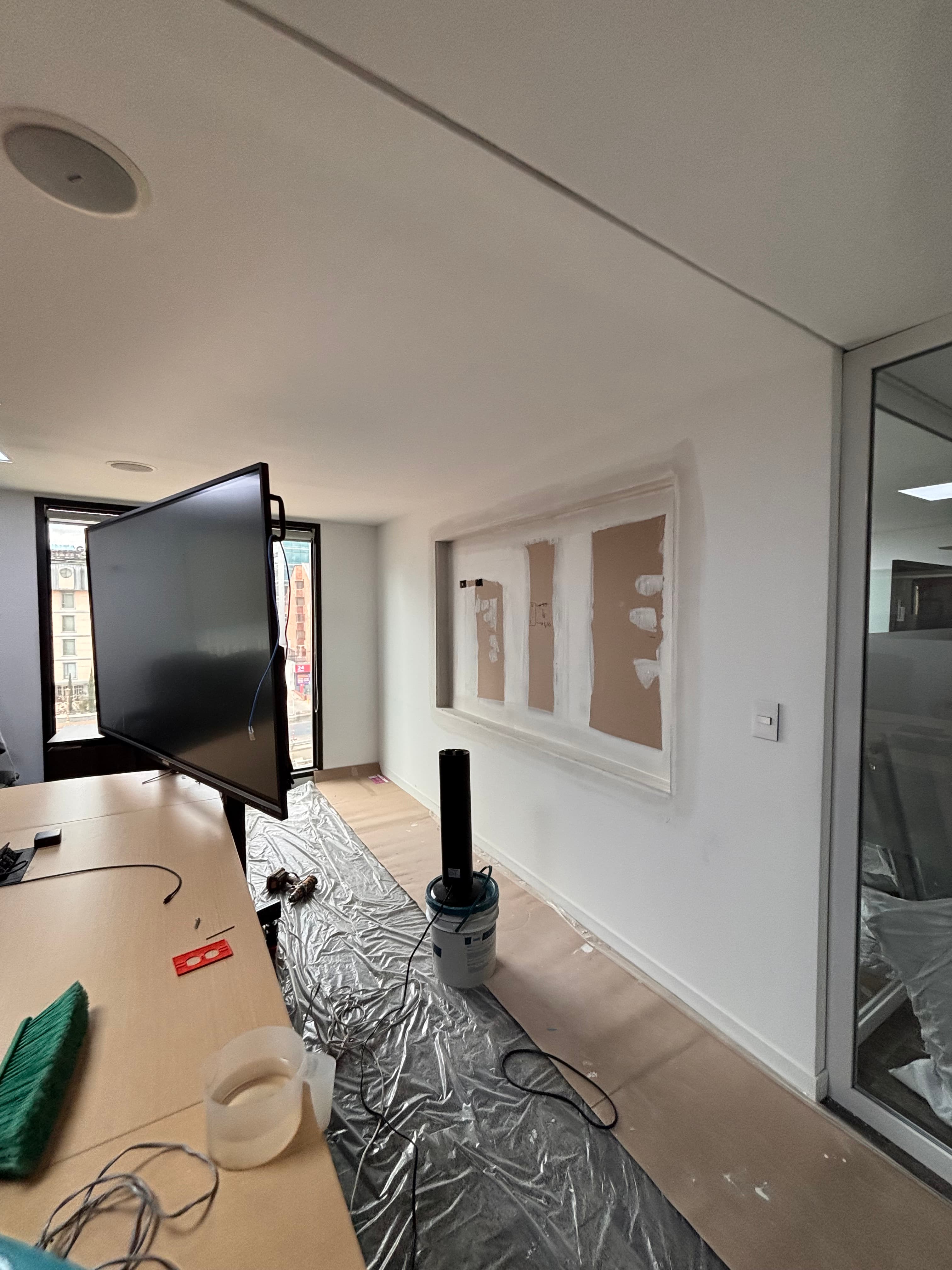 Integración de pantallas táctiles de 85” en muro Drywall — fotografía