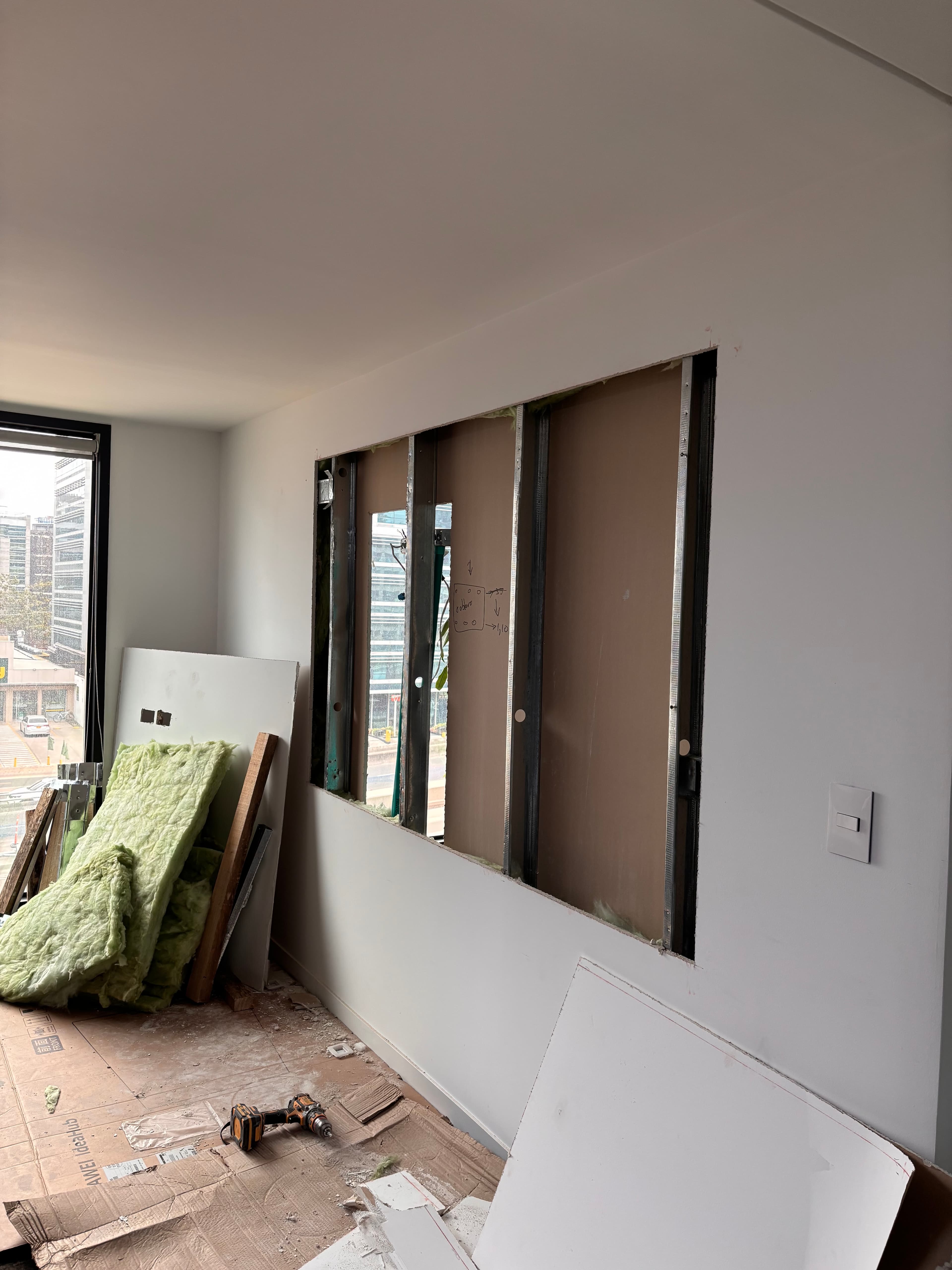 Integración de pantallas táctiles de 85” en muro Drywall — fotografía