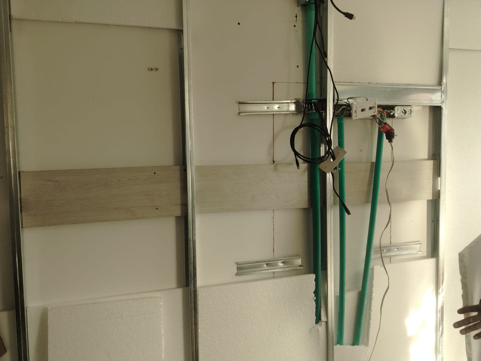 Integración de pantallas táctiles de 85” en muro Drywall — fotografía