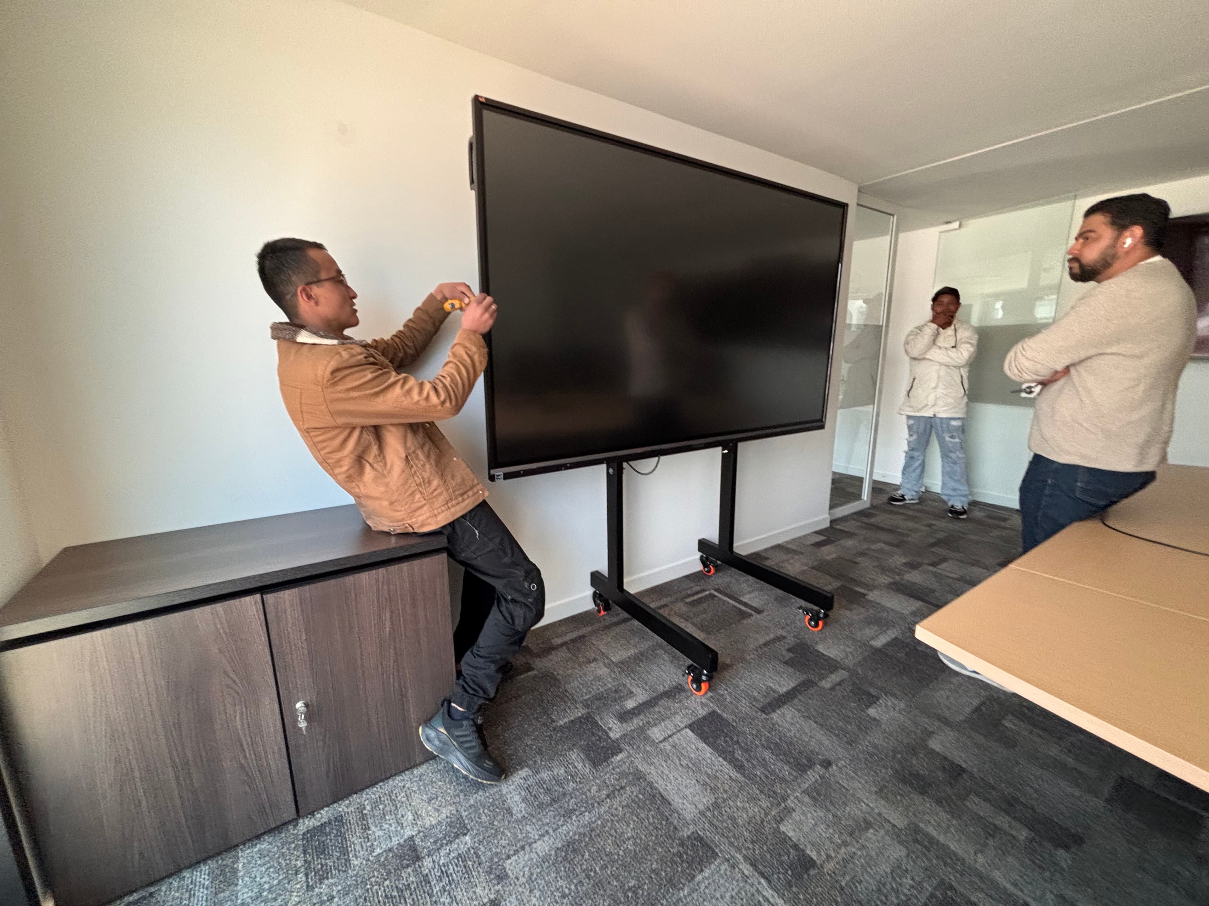 Integración de pantallas táctiles de 85” en muro Drywall — fotografía