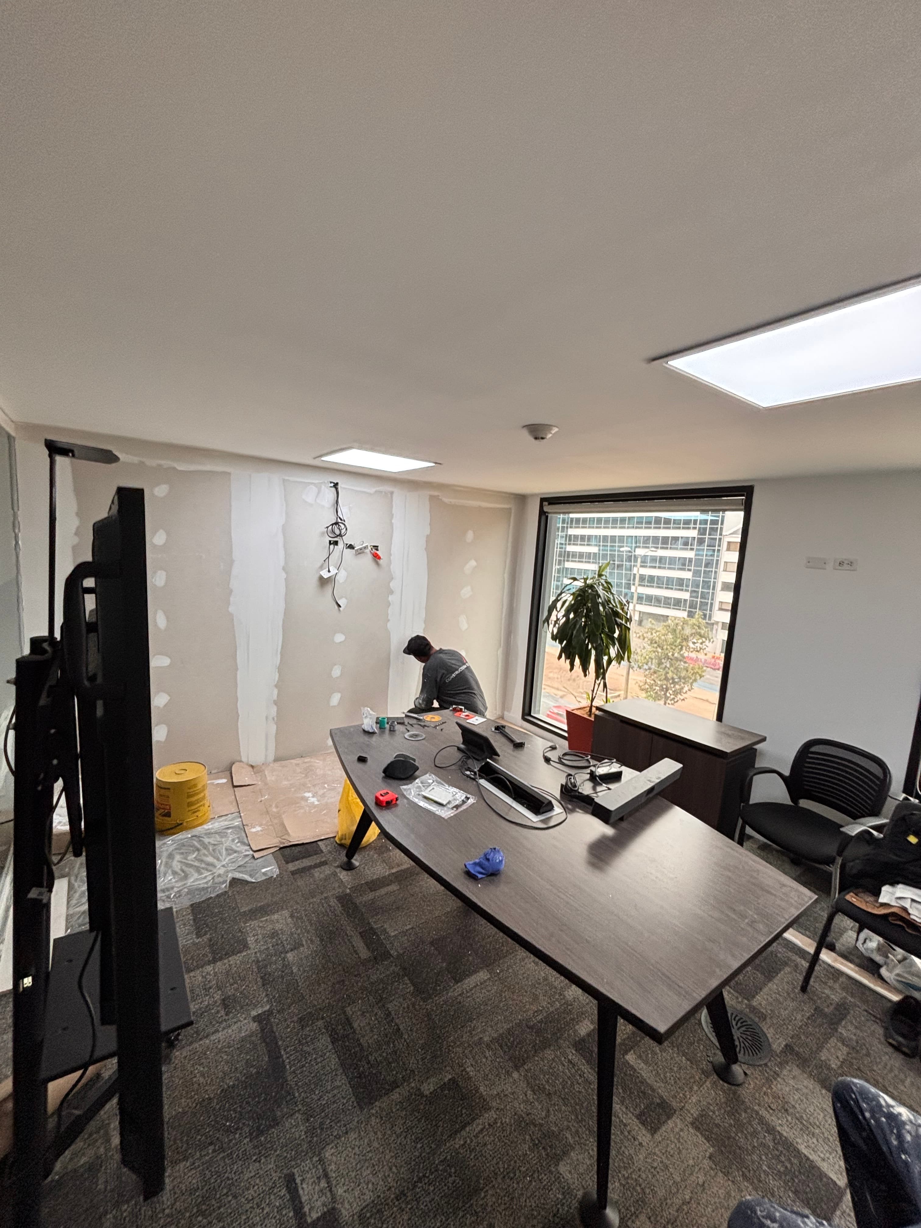 Integración de pantallas táctiles de 85” en muro Drywall — fotografía