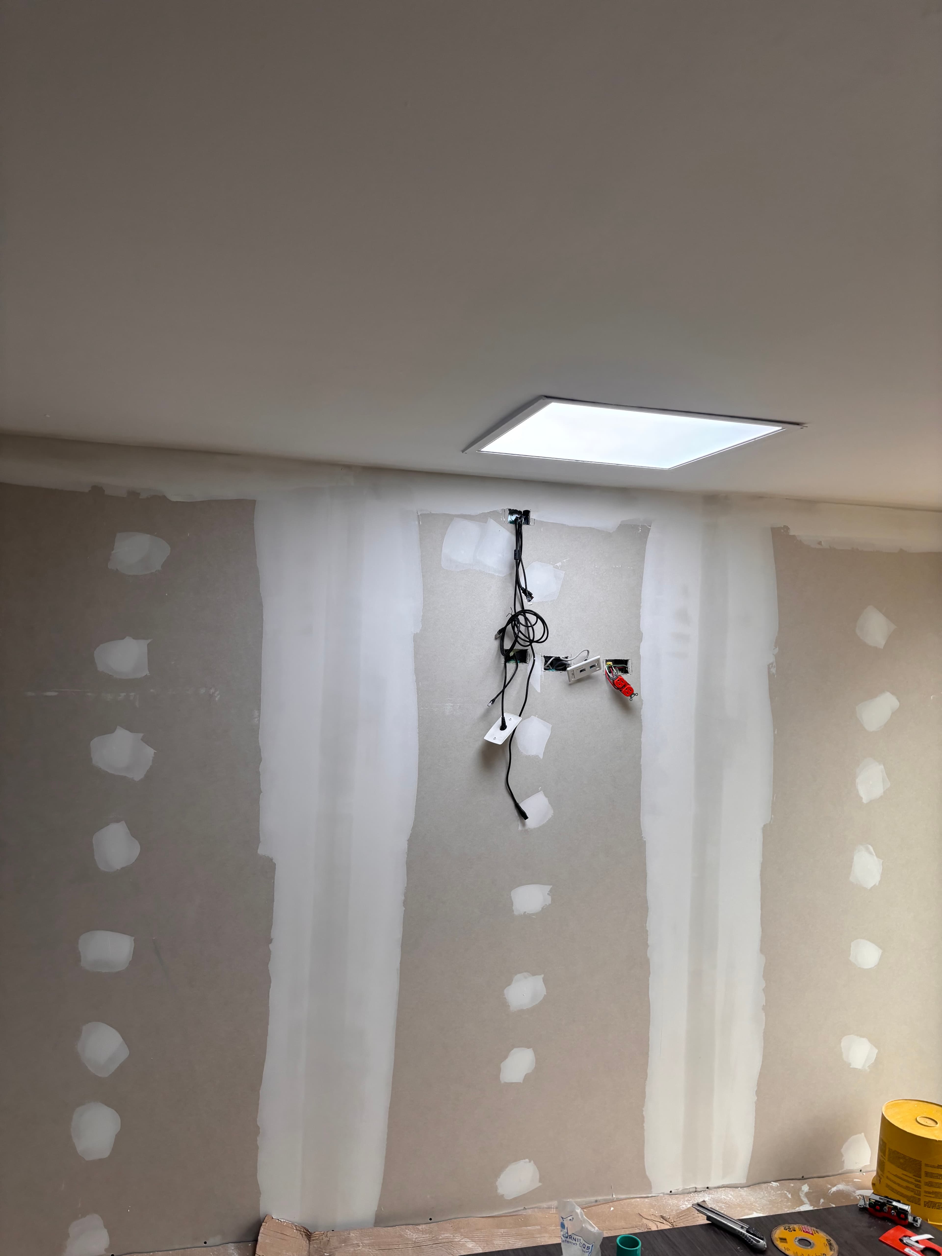 Integración de pantallas táctiles de 85” en muro Drywall — fotografía