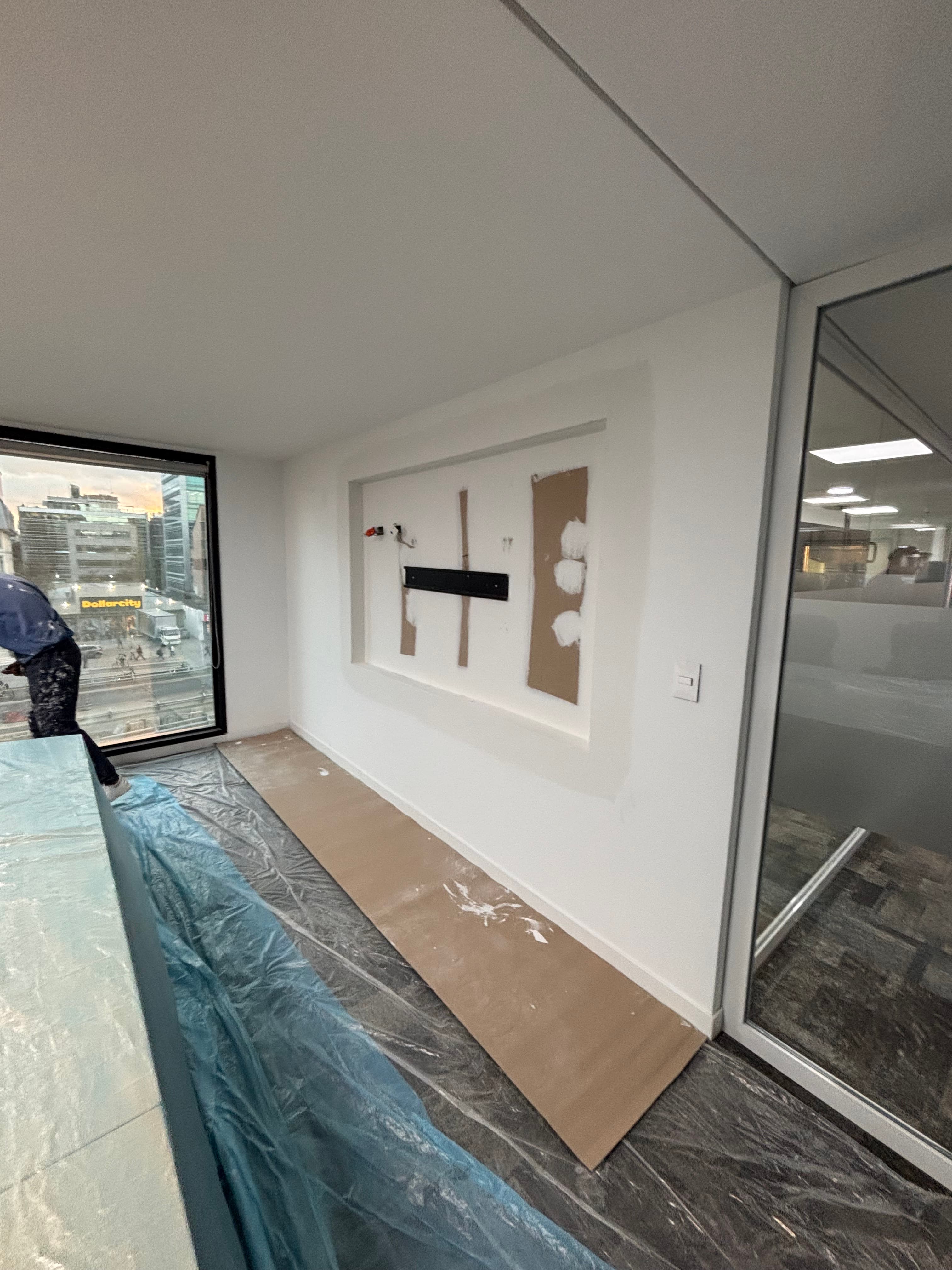 Integración de pantallas táctiles de 85” en muro Drywall — fotografía