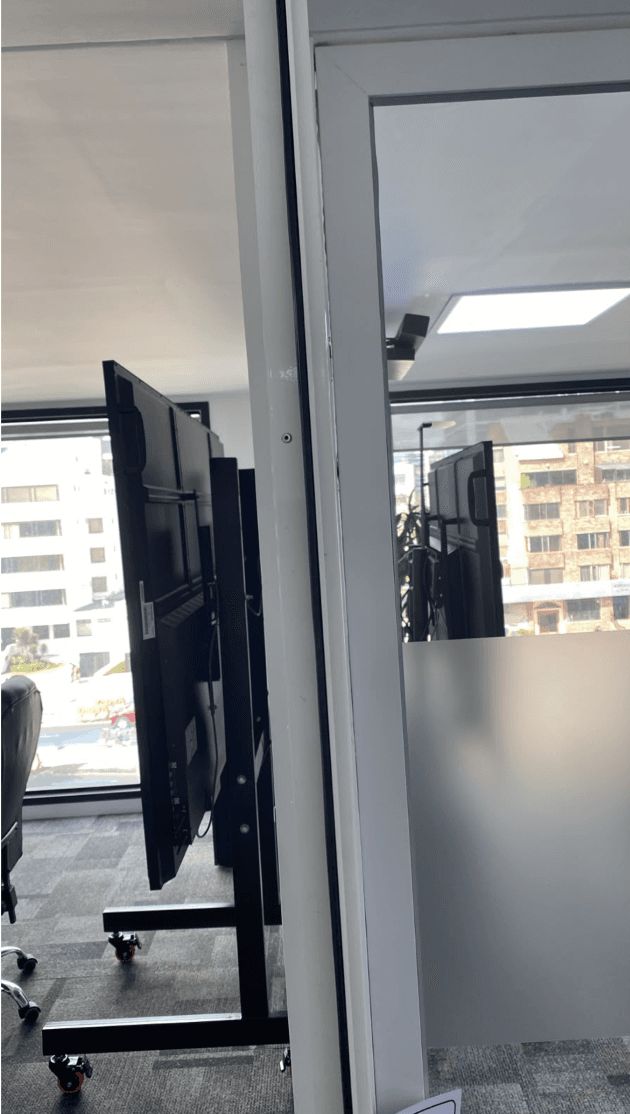 Integración de pantallas táctiles de 85” en muro Drywall — fotografía