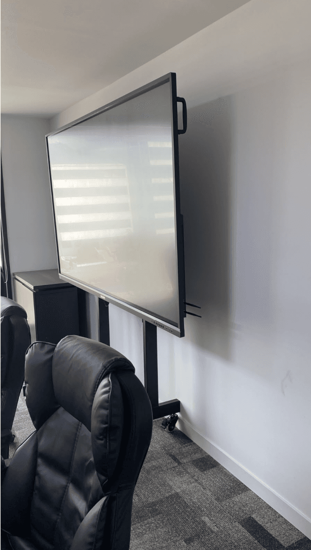 Integración de pantallas táctiles de 85” en muro Drywall — fotografía