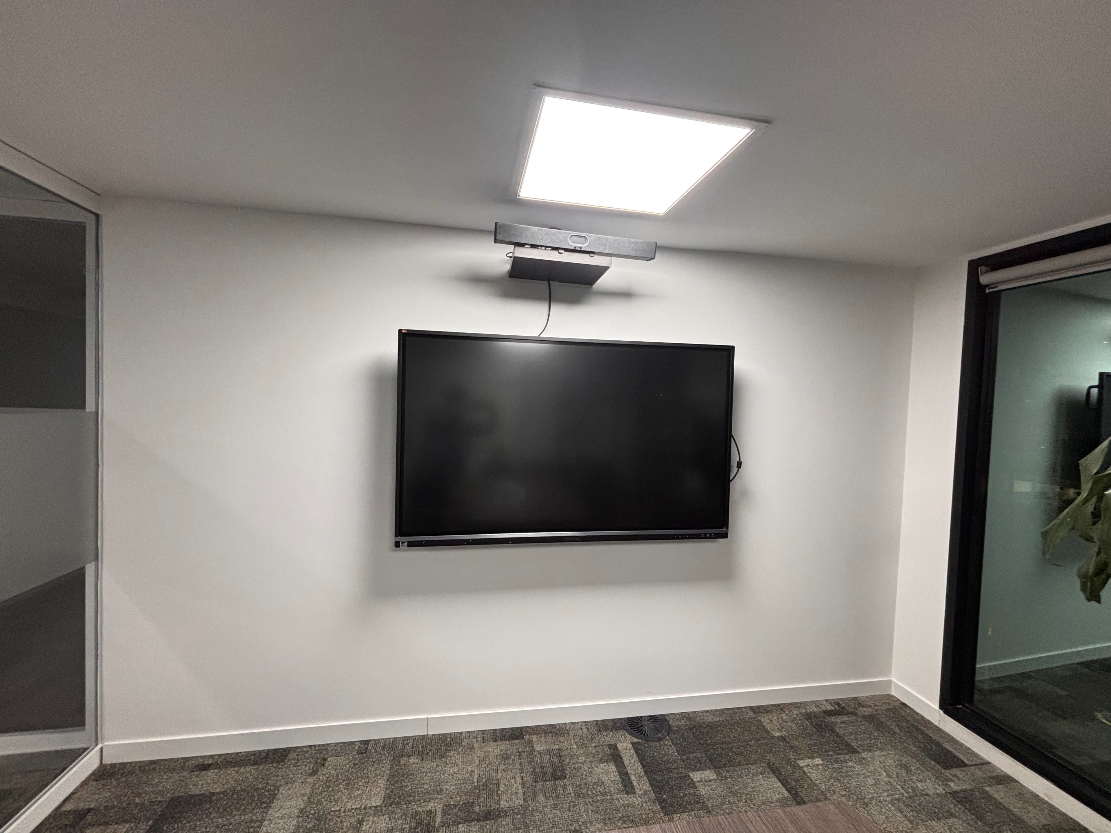Integración de pantallas táctiles de 85” en muro Drywall — fotografía