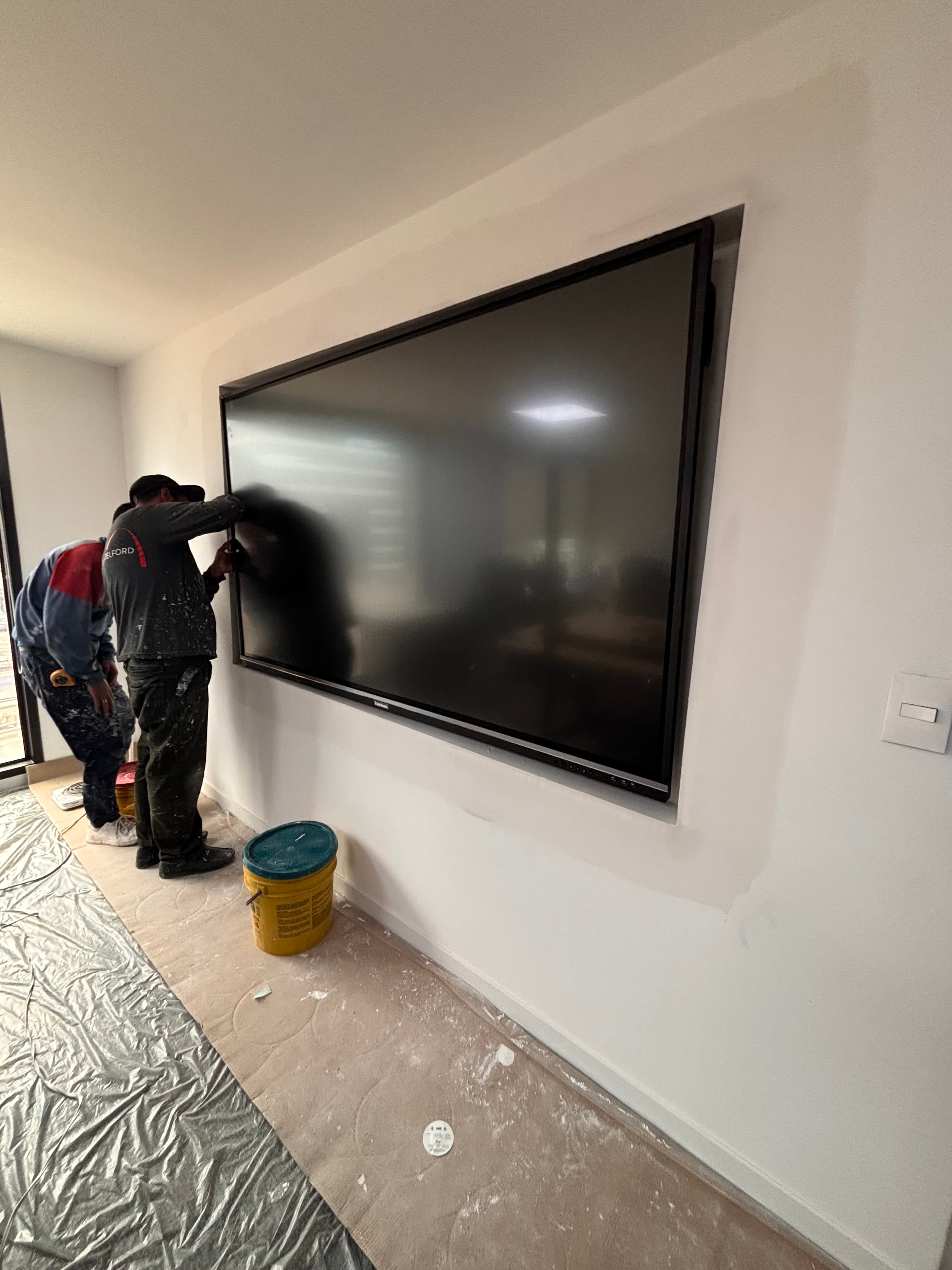 Integración de pantallas táctiles de 85” en muro Drywall — fotografía