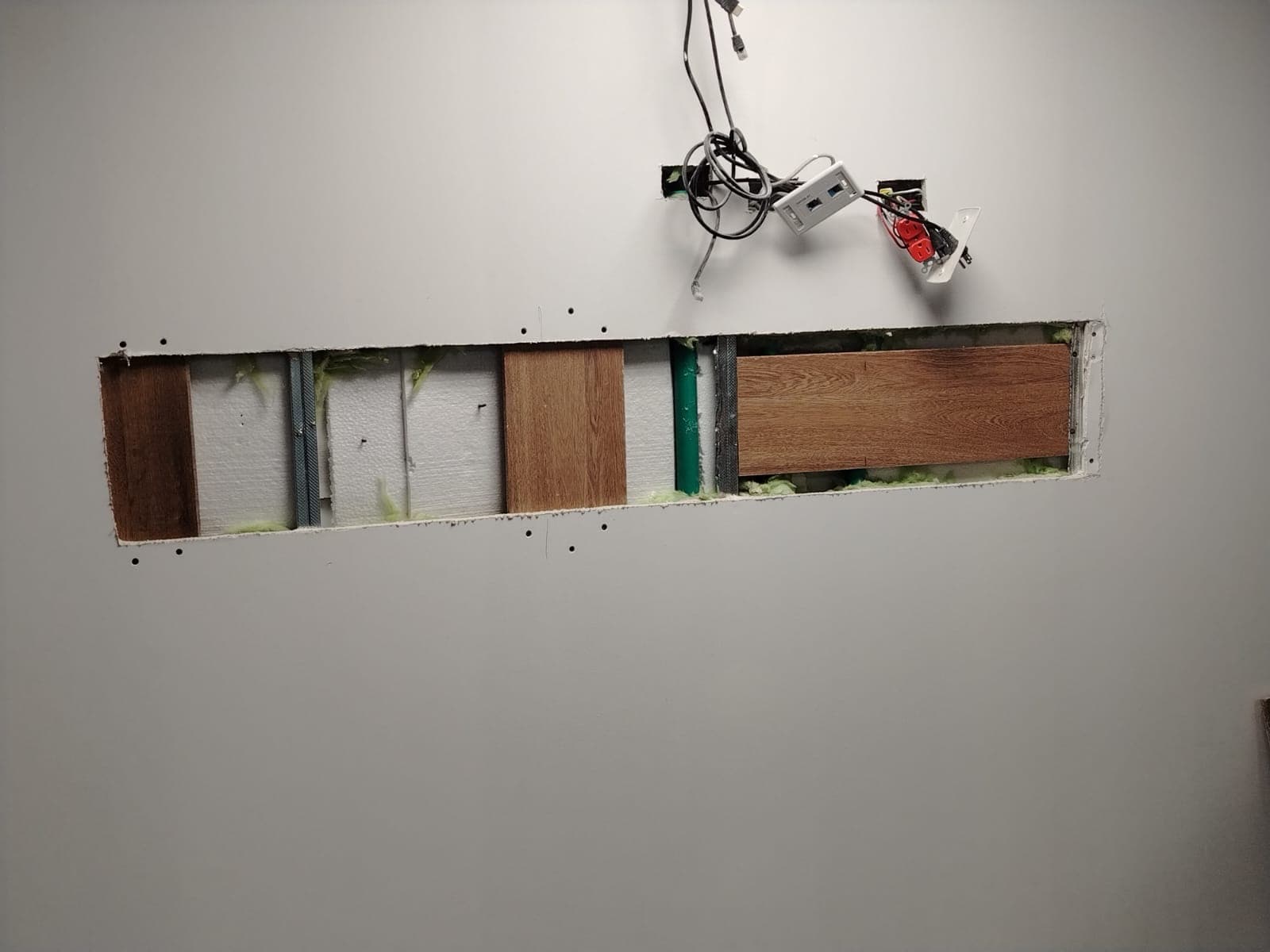 Integración de pantallas táctiles de 85” en muro Drywall — fotografía