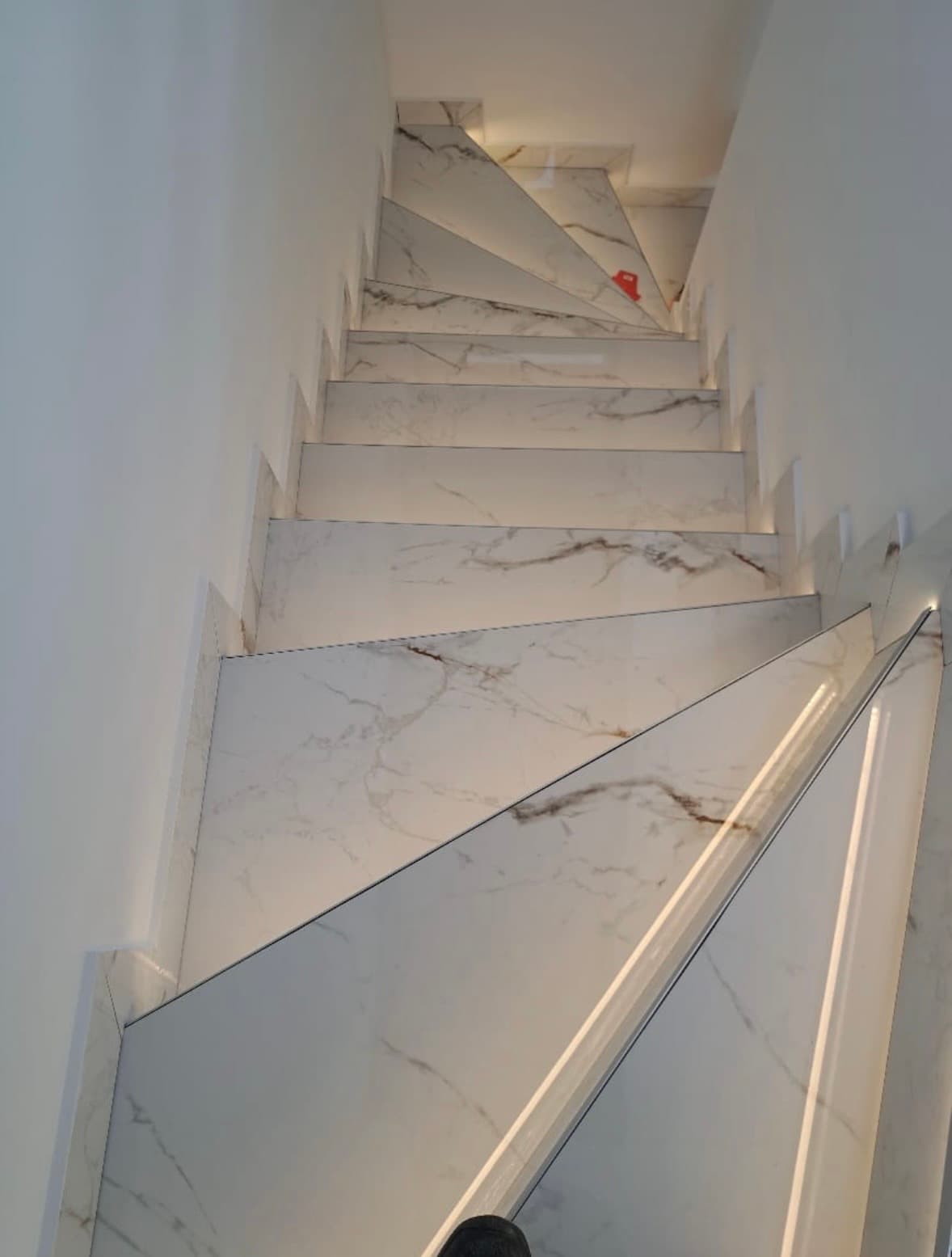 Remodelación de Escaleras con Iluminación Indirecta — fotografía