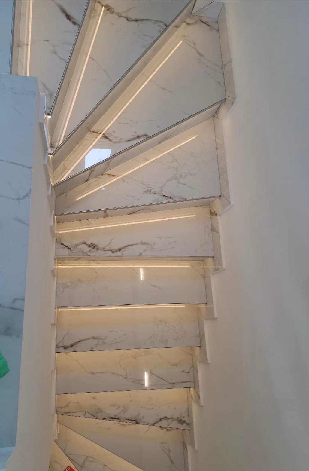 Remodelación de Escaleras con Iluminación Indirecta — fotografía