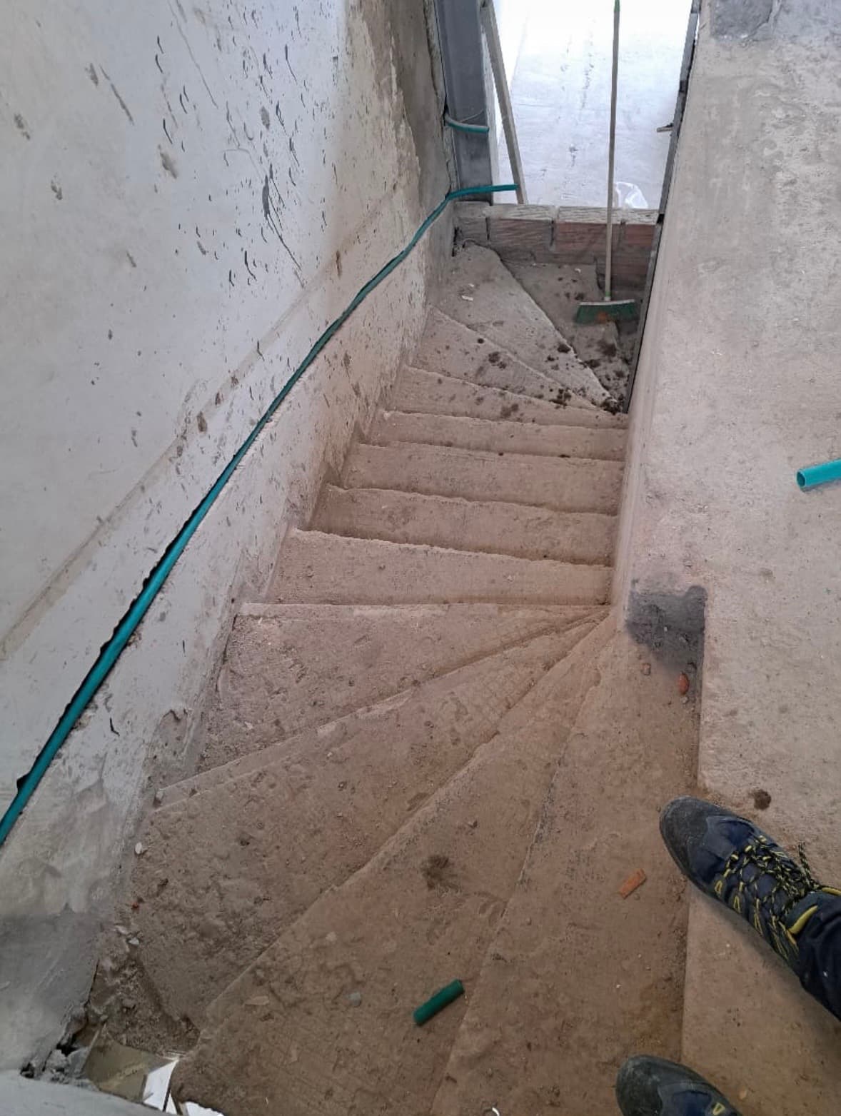 Remodelación de Escaleras con Iluminación Indirecta — fotografía