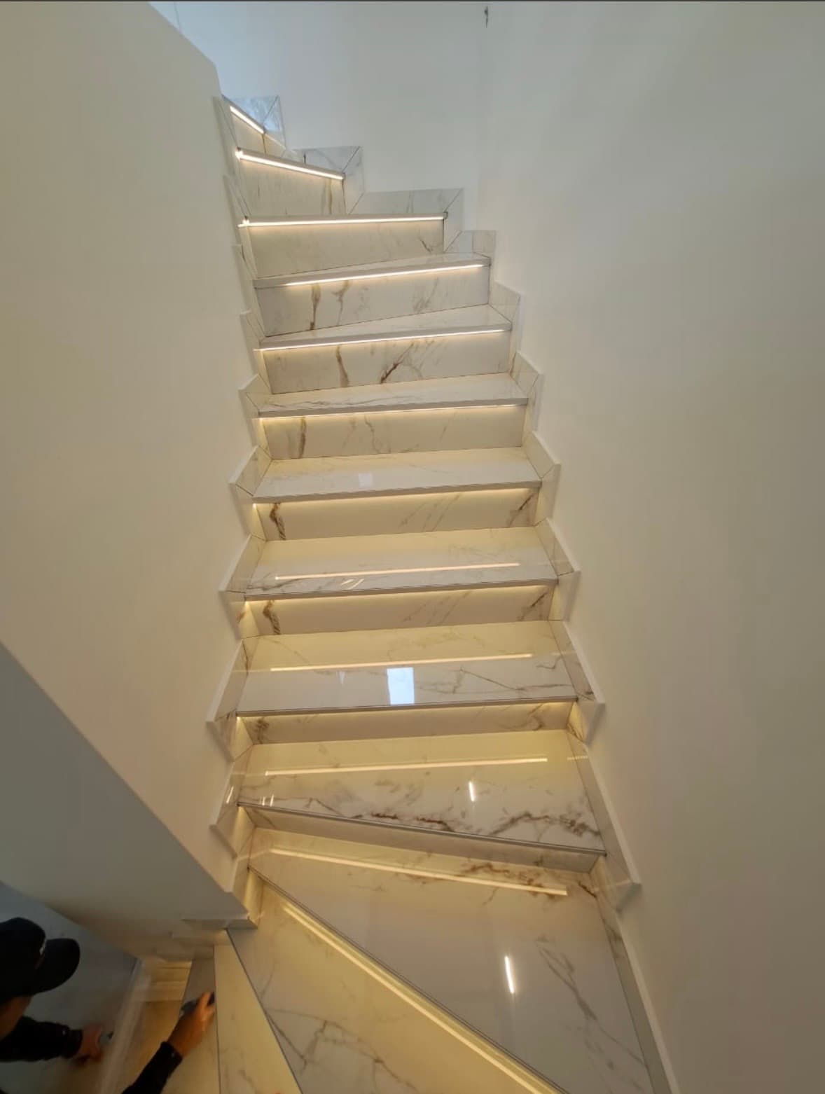 Remodelación de Escaleras con Iluminación Indirecta